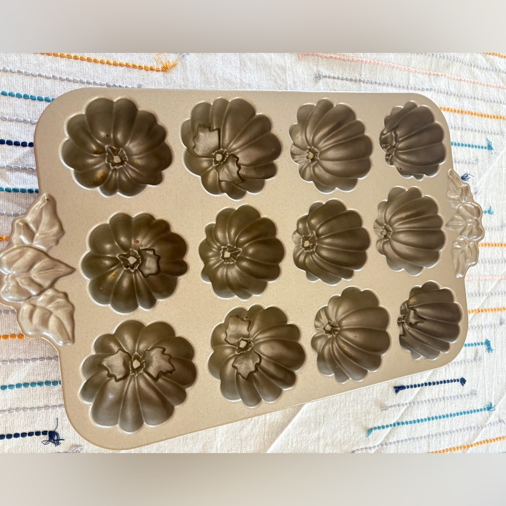 Nordic Ware pumpkin pan. Dozen.